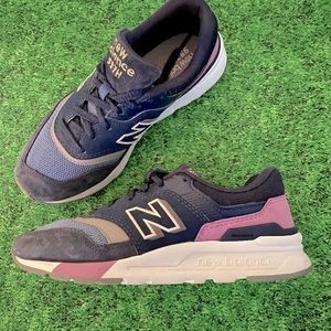New Balance Shoes - Women’s Size 6 (Navy)
